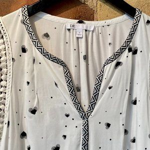 D2R White & Black Heart-Shaped Pattern Top with Lace Detailing. Small.